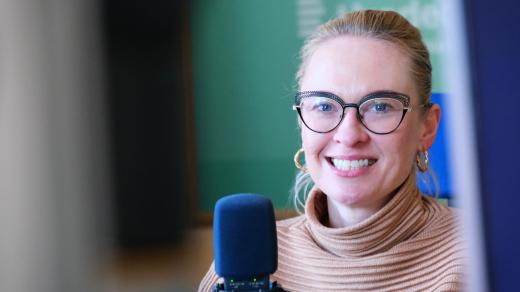 Kateřina Chaloupková ve studiu Českého rozhlasu Hradec Králové