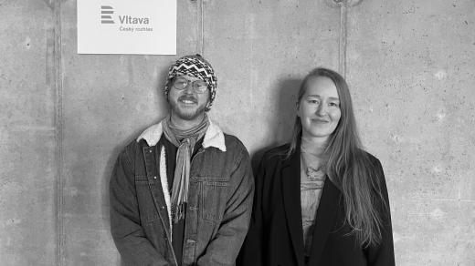 Vedoucí programu Jednoho světa Tomáš Poštulka a dramaturgyně Lea Petříková v ArtCafé