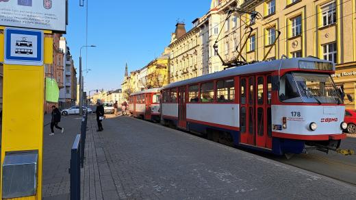Tramvajová zastávka v Olomouci s názvem U Bystřičky je tzv. vídeňského typu