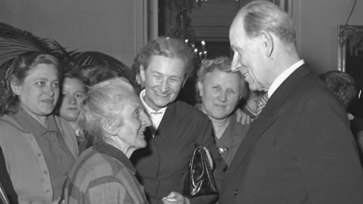 Prezident Antonín Zápotocký na Pražském hradě s delegací žen během oslav MDŽ v roce 1957