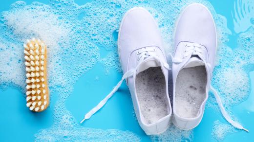 Boty je nejlepší čistit kartáčkem a mýdlem. Do pračky nepatří