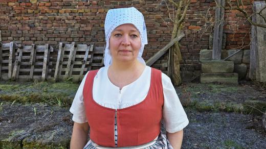 Eliška ve vlastnoručně ušitém pracovním kroji