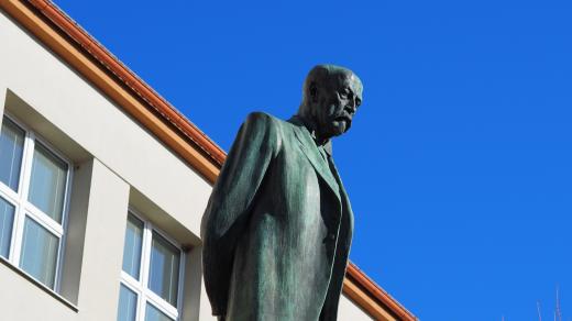 Socha TGM stojí před základní školou v Bystřici na Pernštejnem