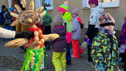 Děti z Mateřské školy Horská ve Vrchlabí mají jasno, chtějí už slunce a teplo. Moranu hodily do Labe