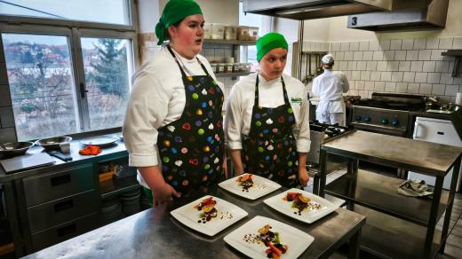 V cukrářském klání školních týmů v Horkách nad Jizerou vyhrál chessecake s panna cottou s malinami a zmrzlinou domácích soutěžících