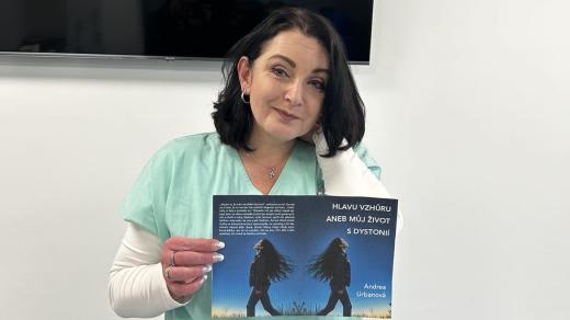 Zdravotní setra Andrea Urbanová s přebalem knihy, kterou napsala o svém životě s cervikální dystonií