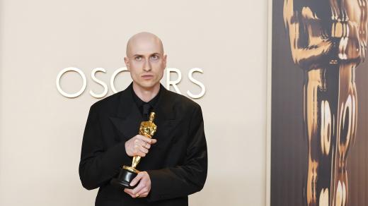 Britský skladatel Daniel Blumberg získal Oscara za nejlepší původní hudbu k filmu Brutalista režiséra Bradyho Corbeta