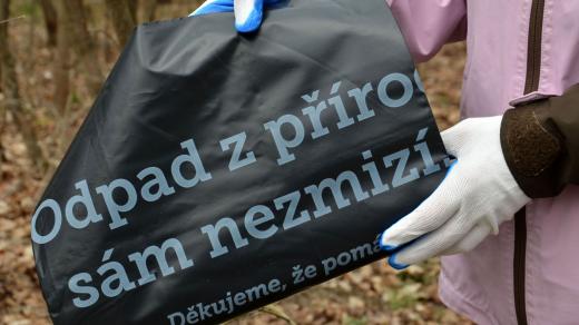 Pro dobrovolníky jsou připravené pytle na odpadky a rukavice