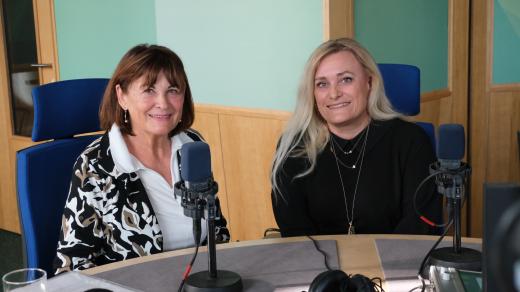 Jarmila Karpašová a Miriam Urbanová ve studiu Českého rozhlasu Hradec Králové