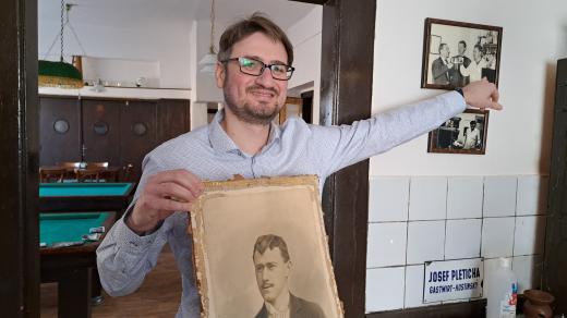 Jan Loněk čepuje pivo stejně jako jeho pradědeček