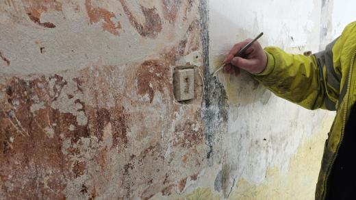 Restaurátoři odkrývají historické malby na zdech kapucínského kláštera v centru Opočna