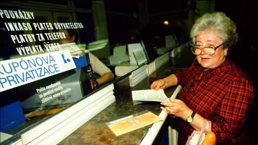 Prodej kupónových knížek během privatizace v roce 1991