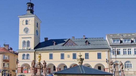 Radnice, sousoší a kašna na jilemnickém Masarykově náměstí