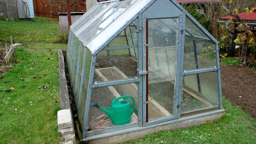 Skleník také můžeme vyčistit dusíkatým vápnem. Před aplikací v něm nesmí nic zůstat