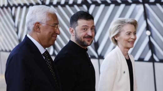 António Costa, šéf Evropské rady, Volodymyr Zelenskyj a předsedkyně Evropské komise Ursula von der Leyenová na mimořádném summitu EU 6. března 2025
