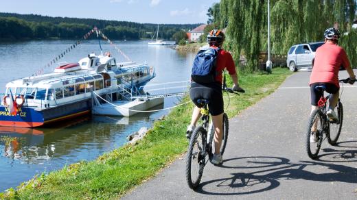 Cyklisté u Lipna