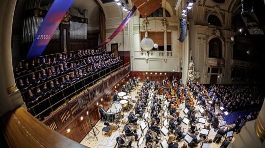 Verdiho Requiem v podání SOČRu. Zpívají Mária Porubčinová (soprán) Lucie Hilscherová (mezzosoprán) Peter Berger (tenor) Pavel Švingr (bas) Pražský filharmonický sbor vedený sbormistrem Lukášem Vasilkem Řídí Petr Popelka