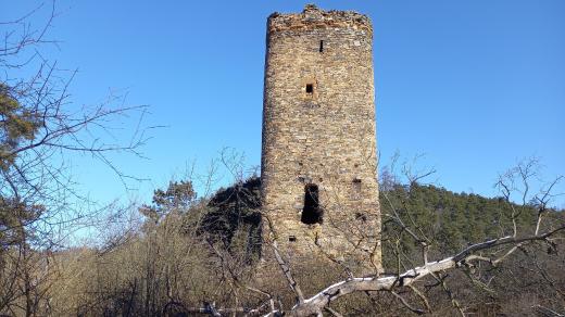 Do dnešních dnů se dochovala jedna ze dvou věží hradu