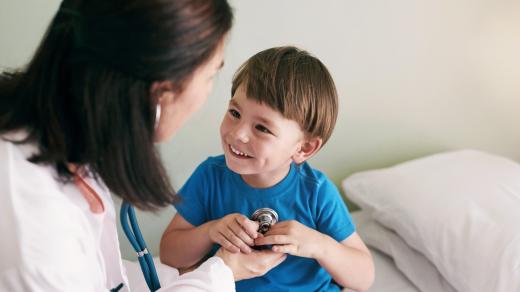 Pediatrička, dětská lékařka, nemocné dítě, stetoskop