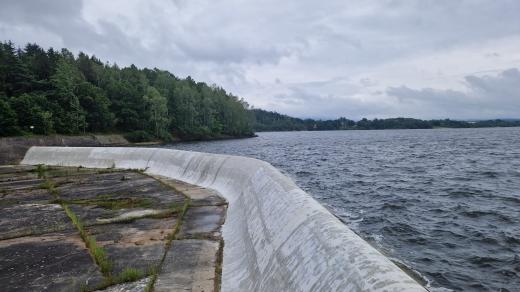 Bezpečnostní přeliv hráze má pro stabilitu celého vodního díla mimořádný význam
