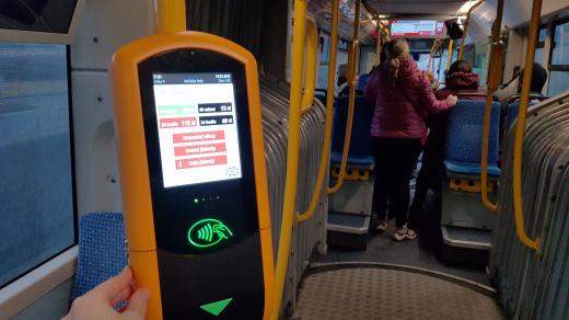 Kombinované odbavovací zařízení v českobudějovické MHD