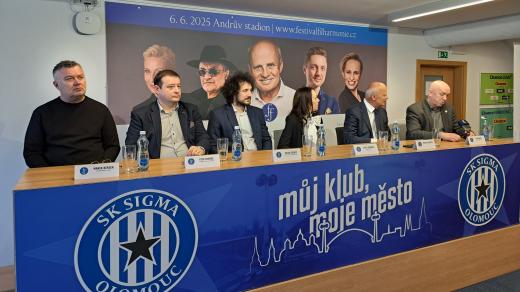Na fotografii pořadatelé, organizátoři i jeden z umělců, Michal Horáček