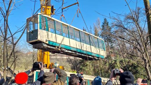 Odvoz historických vozů petřínské lanovky