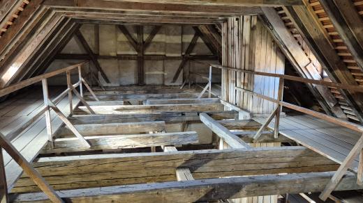 Naučná stezka pod střechami domů na náměstí Krále Jiřího z Poděbrad