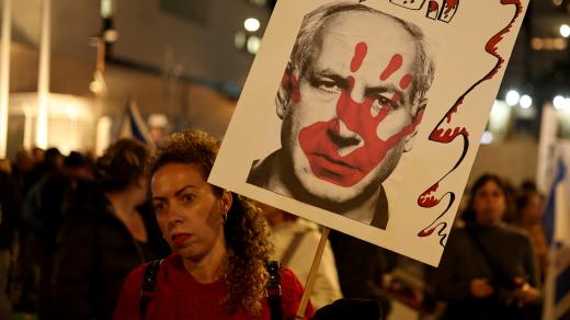 Demonstrace rodin unesených Izraelců i protivládních aktivistů v Tel Avivu