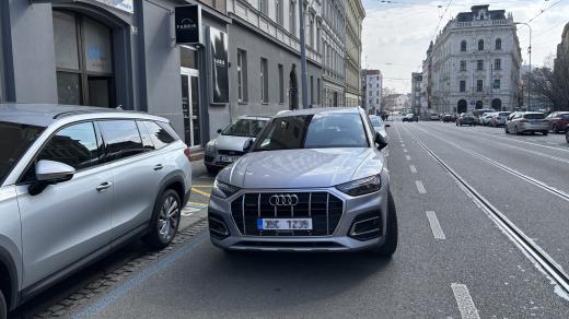 Brně přibývá neukázněných řidičů, kteří špatně parkují a blokují dopravu