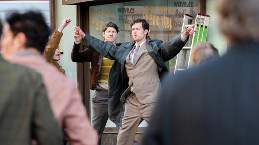 Před budovou Českého rozhlasu probíhalo natáčení historického snímku Vlny. Film režiséra Jiřího Mádla vypráví o událostech Pražského jara