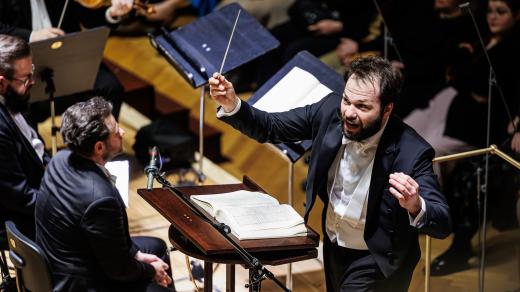 Verdiho Requiem v podání SOČRu. Zpívají Mária Porubčinová (soprán) Lucie Hilscherová (mezzosoprán) Peter Berger (tenor) Pavel Švingr (bas) Pražský filharmonický sbor vedený sbormistrem Lukášem Vasilkem Řídí Petr Popelka
