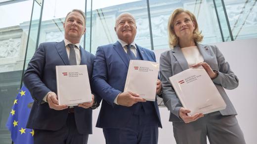 Zástupci vládní koalice v Rakousku: zleva šéf SPÖ Andreas Babler, šéf ÖVP Christian Stocker, šéfka NEOS Beate Meinl Reisinger