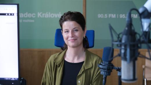 Radana Zubatá ve studiu Českého rozhlasu Hradec Králové