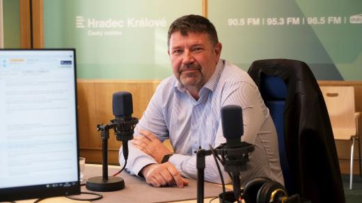 Jiří Pechar ve studiu Českého rozhlasu Hradec Králové