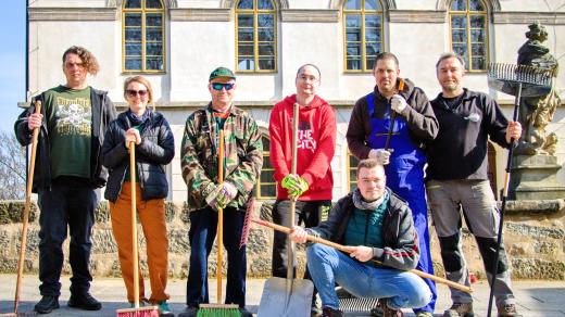 „Pracovní četa“ na Valdštejnu - lidé z Fokusu s kastelánem Radimem Štíchou (v podřepu)
