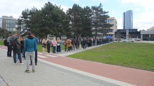 Nábor do registru dárců kostní dřeně před budovou právnické fakulty v Olomouci