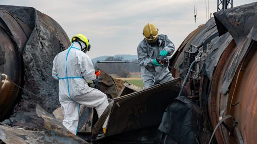 Hasiči v Hustopečích nad Bečvou odčerpávají benzen uniklý při havárii cisteren