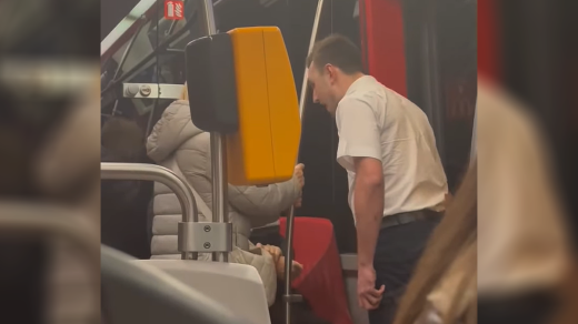 Řidič pražské tramvaje sprostě nadával muži s dítětem. Incident řeší dopravní podnik i magistrát