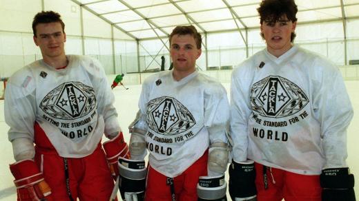 Jaromír Jágr (vpravo) s Roberty Holíkem a Reichelem na snímku z roku 1990