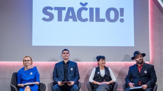 Zleva předsedkyně KSČM Kateřina Konečná, předseda ČSNS Michal Klusáček, předsedkyně SD-SN Alena Dernerová a Daniel Sterzik (známý jako Vidlák)