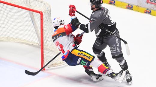 Pardubický obránce Libor Hájek padá v souboji s karlovarským Ondřejem Beránkem