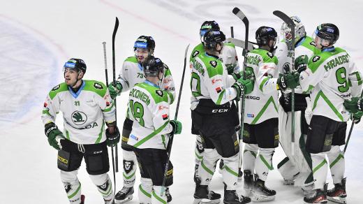 Hokejisté BK Mladá Boleslav slaví výhru na ledě Plzně