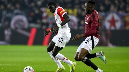 El Hadji Malick Diouf v souboji s obráncem Emmanuelem Uchennou