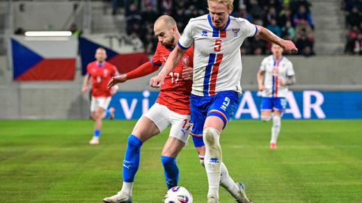 Václav Černý v souboji s obráncem Faerských ostrovů