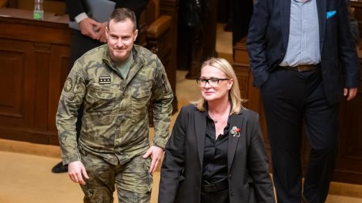 Náčelník generálního štábu Karel Řehka a ministryně obrany Jana Černochová (ODS) na mimořádné schůzi Poslanecké sněmovny ke koncepci armády do roku 2035