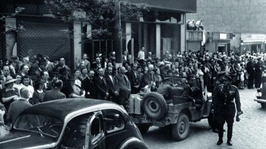 Rudá armáda na před rozhlasovou budovou na Vinohradech (květen 1945)