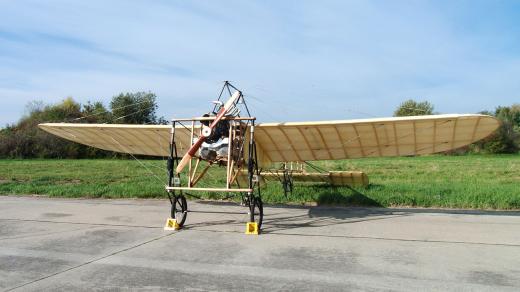 Kopie letadla Jana Kašpara Blériot XI na letišti v Českých Budějovicích