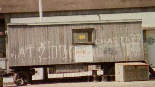 Nápis vyjadřující sympatie s Chartou 77