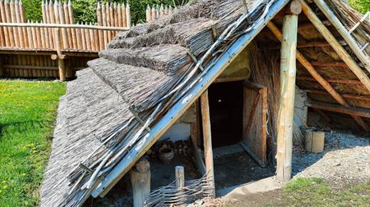 V archeoparku jsou k vidění repliky obytných domů